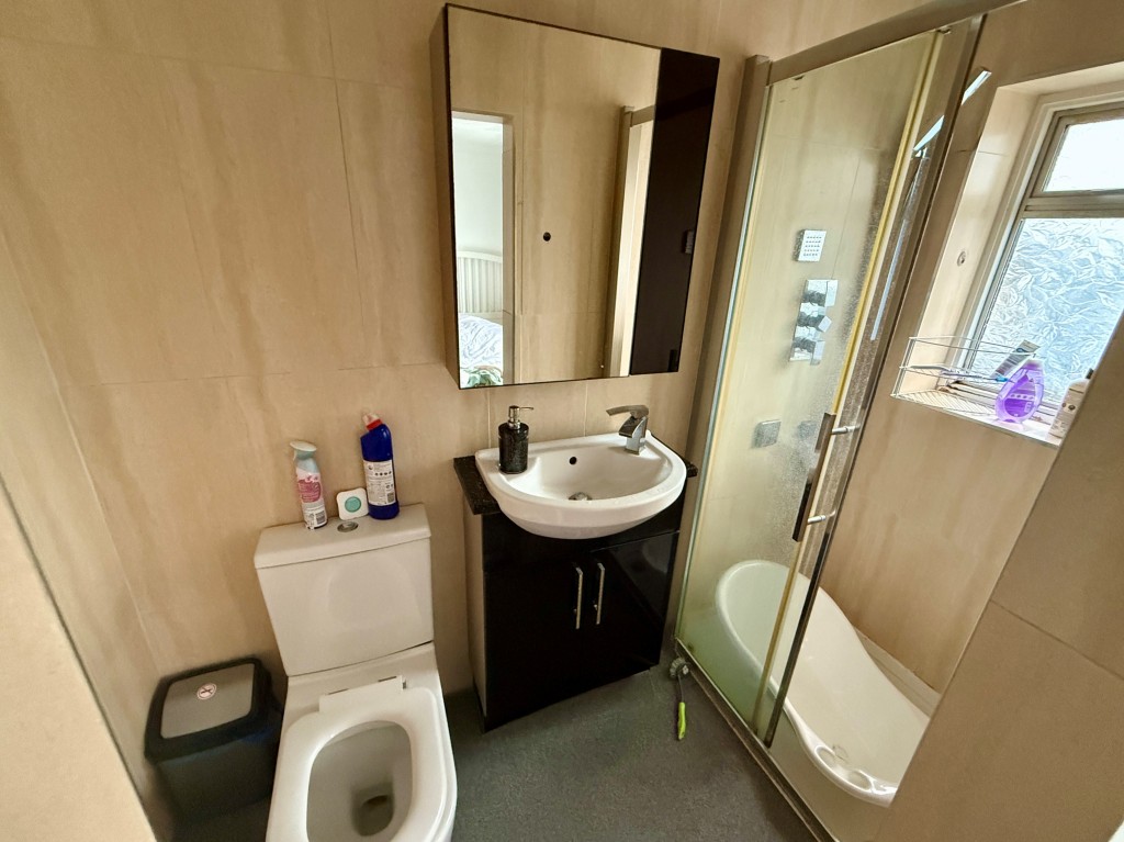 Lot: 14 - MIXED USE INVESTMENT WITH VACANT PARTS - First floor bedroom one en-suite